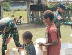 Satgas Yonif 614/RJP Bagikan Makanan Bergizi kepada Warga Kampung Lowanom