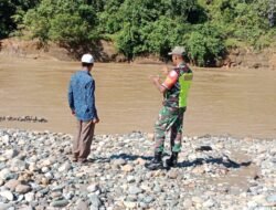 Tingkatkan Kewaspadaan terhadap Curah Hujan Tinggi Babinsa Koramil 01/Sungaimas Pantau Air Sungai di Desa Binaan