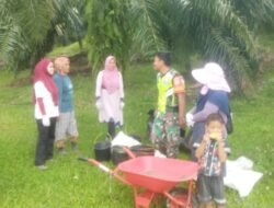 Babinsa Kodim 0114/Aceh Jaya Berinteraksi dengan Pekerja Tani Sawit dalam Kegiatan Komunikasi Sosial