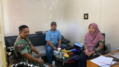 Meningkatkan Kebersamaan dan Koordinasi, Babinsa Koramil 1003-05/Sungai Raya Lakukan Komsos dengan Warga