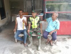 Tidak Mengenal Lelah dalam Bekerja Babinsa Koramil 01/Sungaimas Sempatkan Diri Komsos dengan Warga Desa Binaan