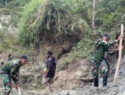 Gotong Royong Satgas Yonif 614/RJP dan Masyarakat Perbaiki Infrastruktur yang Rusak