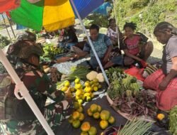 Satgas Yonif 614/RJP Borong Hasil Bumi Masyarakat Papua, Dukung Perekonomian Lokal