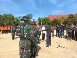 Perwakilan Anggota Satgas TMMD Ke-124 Menerima Secara Simbolis Alat Perlengkapan Pekerjaan dari Plt. Sekda Nunukan