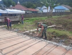 Gotong Royong Babinsa Koramil 01/Jaya dalam Pembuatan Jembatan di Gle Putoh