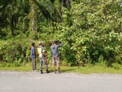 Jaga Kelestarian Alam dan Lingkungan Babinsa Koramil 01/Sungaimas Sosialisasi Karhutla di Desa Binaannya