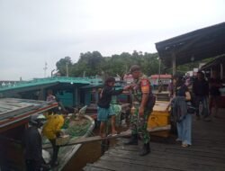 Babinsa Ramil 08 Pulau Maya Karimata Aktif Bahas Peralihan Musim dengan Warga Jalin Kedekatan