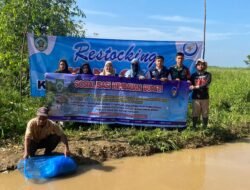 26.000 Benih Ikan Betok Dilepas di Desa Kandang Jaya untuk Pelestarian Sumber Daya Alam