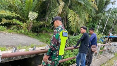 Babinsa Koramil 02/Woyla, Himbau Warga Binaan Waspada Terhadap Bencana Banjir, dengan Memberikan Arahan Agar Tidak Membuang Sampah ke Sungai