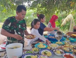 Eratkan Kemanunggalan TNI-Rakyat Lewat Makan Bakso di Lokasi TMMD Nunukan