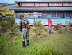 Satgas Yonif 614/RJP dan Masyarakat Bergotong Royong Membersihkan Gereja untuk Ibadah Minggu