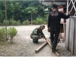 Ringankan Kesulitan Rakyat, Babinsa Masni Bantu Warganya Perbaiki Gerobak Bakso