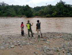 Tingkatkan Kewaspadaan terhadap Curah Hujan Tinggi Babinsa Koramil 01/Sungaimas Pantau Air Sungai di Desa Binaan