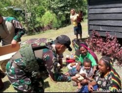 Satgas Yonif 614/RJP Bagikan Makanan Bergizi kepada Jemaat Gereja di Perbatasan Papua