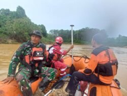 Sigap Babinsa Swargabara Koramil 0909-01 Sangatta Bersama Warga Dan Tim SAR Bantu Pencarian Anak di Duga Hilang di Sungai