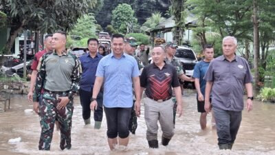 Pangdam VI/Mulawarman Tinjau Lokasi Bencana Banjir di Yonif 611/Awang Long