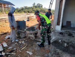 Serda Yuslianto Babinsa Koramil 01/Sungaimas Bantu Warga Desa Binaan