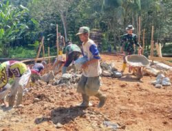 Usia Bukan Penghalang: Mbah Samijan Berkontribusi dalam Pembangunan Desa