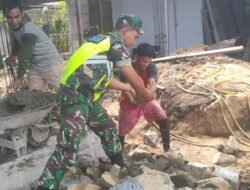 Wujudkan Kemanunggalan, Babinsa Sampoinet Bantu Warga Bangun Rumah di Kuala Ligan
