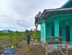 Ringankan Kesulitan Rakyat, Babinsa Warmare Bantu Warganya Pasang Atap Rumah