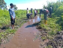 Babinsa Koramil 06/Teunom Gelar Kerja Bakti Bersama Warga, Atasi Penyumbatan Saluran Air di Blang Baro