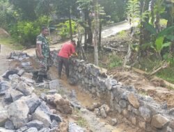 Babinsa Koramil 02/Sampoiniet Kolaborasi dengan Masyarakat dalam Karya Bakti Pembuatan Saluran Parit di Desa Jeumpheuk