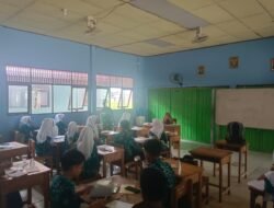 Babinsa Berinovasi Mengajar Matematika dengan Metode GASING di SMPN 1 Danau Panggang