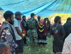 Satgas Pamtas Yonif 614/RJP Melayat ke Rumah Duka Warga Kampung Bokoni, Tolikara