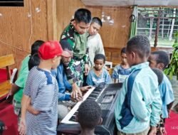 Satgas Yonif 614/RJP Berikan Pelatihan Musik dan Bernyanyi kepada Pemuda Papua di Karubaga
