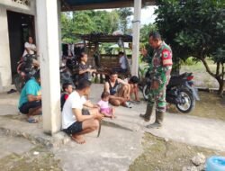Babinsa Koramil 1801-01/Manokwari Selalu Memperkuat Kedekatan dengan Warganya melalui Komunikasi Efektif