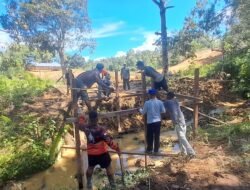 Kolaborasi Kuat TNI-Rakyat Sukseskan Pembangunan Jembatan di Mansapa melalui TMMD Ke-124