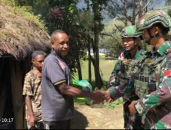 Satgas Yonif 614/RJP Bagikan Sembako kepada Warga Kampung Tima, Wujud Kepedulian TNI