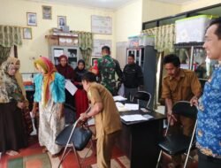 Babinsa Dampingi Penyaluran BLT DD Tahap II di Desa Teluk Karya
