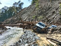 Tim Gabungan TNI-Polri Evakuasi Korban Banjir Bandang di Pegunungan Arfak