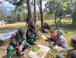 Personel Satgas Yonif 614/RJP Borong Hasil Tani di Pasar Kampung Numbokawi