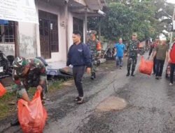 Aksi Bersih-Bersih Lingkungan, Babinsa Koramil 1003-08/Daha Selatan Berikan Contoh untuk Masyarakat