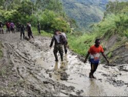 Satgas Yonif 614/RJP Perbaiki Jalan Rusak di Papua Pegunungan