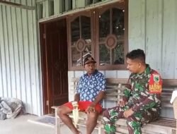 Babinsa Koramil 1808-05/Dataran Isim Laksanakan Komsos dengan Kepala Kampung Isim