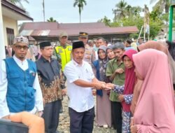 Babinsa Koramil 01/Sungaimas Laksanakan Pengamanan Penyaluran Zakat Fakir dan Miskin Oleh Baitul Mal, Kab. Aceh Barat kepada Masyarakat Kec. Sungaimas