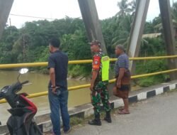 Koptu Zakir Babinsa Koramil 01/Sungaimas Laksanakan Giat Pengecekan Air Sungai di Desa Binaan