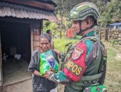 Satgas Yonik 614/RJP Bagikan Sembako untuk Ringankan Beban Warga