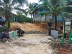 Menilik Proses Pengecatan Pembatas Jembatan oleh Satgas TMMD dan Warga