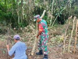 Kemanunggalan TNI-Rakyat: Babinsa Serka Teguh Bantu Warga Bangun Pagar Kebun di Desa Bak Paoh