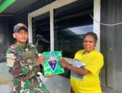 Satgas Yonif 614/RJP Bagikan Sembako kepada Warga Kampung Ekanom