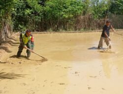 Babinsa Koramil 09/Samatiga Serda Haswin Dampingi Kelompok Tani dalam Pengolahan Tanah di Desa Suak Timah