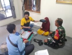Babinsa Dampingi Perekaman e-KTP untuk Warga Lansia di Desa Hamparaya