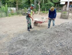 Babinsa Koramil 08 Arongan Lambalek Bantu Warga dalam Pembangunan Rumah