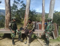 Satgas Yonif 614/RJP Jalin Silaturahmi dengan Tokoh Masyarakat di Kampung Konikme