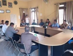 Jaga Kondusivitas Desa: Babinsa Serda Dennis Bersinergi dengan Keuchik dan Tokoh Masyarakat Panggong Bahas Kamtibmas