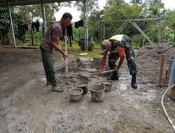 Mengatasi kesulitan Rakyat Babinsa Koramil 01/Sungaimas bantu warga Desa Binaan